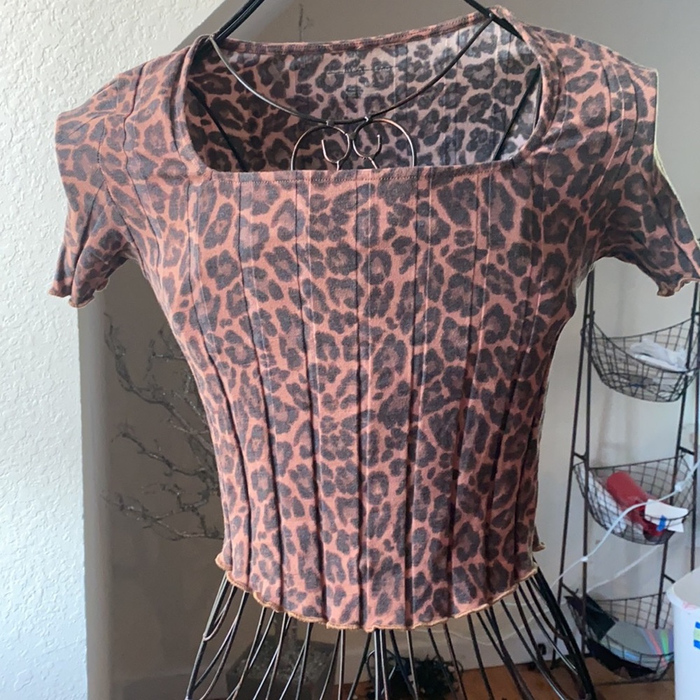 🔴 - American Eagle cheetah print tee